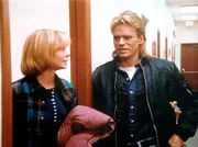 MacGyver (Richard Dean Anderson, r.) m&ouml;chte Amy Chandler (Nancy Everhard, l.) zum Essen einladen, um mit ihr &uuml;ber den Betrug von Foxworth zu reden.