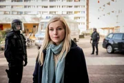Judith (Nadja Uhl) kommt zu den Achmedows. Die Durchsuchung l&auml;uft.