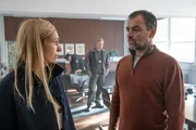 Judith Schrader (Nadja Uhl, l.) bei der Hausdurchsuchung von Matthias Stolzes (J&uuml;rgen Maurer, r.) B&uuml;ror&auml;umen; im Hintergrund durchsucht ein Polizist (Komparse) den Schreibtisch, Jochen Montag (Dirk Borchardt) beobachtet das Geschehen.