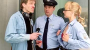 Ein Journalist (Komparse, li.) droht Hendrik (Ulrich Drewes), der ihn geschlagen hat. Annika (Sylwia von Wildburg) dreht den Spie&szlig; um und droht dem Journalisten mit einer Anzeige wegen sexueller Bel&auml;stigung...