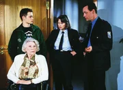 Elisabeth Adler (Hannelore Minkus, sitz.), Juttas (Claudia Loerding) Mutter, hat die glorreiche Idee, daß Olli (Antonio Wannek, li.) eine Ausbildung in Reutlitz machen könnte (re. Karl-Heinz von Liebezeit). Elisabeth Adler (Hannelore Minkus, sitz.), Juttas (Claudia Loerding) Mutter, hat die glorreiche Idee, daß Olli (Antonio Wannek, li.) eine Ausbildung in Reutlitz machen könnte (re. Karl-Heinz von Liebezeit).