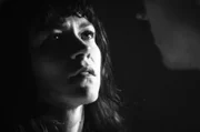Die geheimnisvolle Pianistin Karin (Olivia Ross) zieht Johannes (Jan B&uuml;low) in ihren Bann, doch etwas stimmt nicht mit ihr: Sie wei&szlig; Dinge &uuml;ber ihn, die sie gar nicht wissen kann.