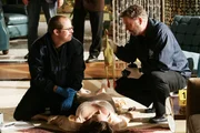 Als sie die Leiche der Schauspieldiva Annabelle Fundt (Katey Sagal) untersuchen, bekommen Grissom (William Petersen, r.) und David Phillips (David Berman) einen Einblick in den seltsamen Humor einer Sitcomproduktion.