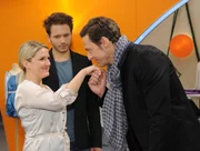 Anna (Jeanette Biedermann, l.) freut sich auf den Choreographen Quirin Reuther (Lars Joermann, r.) und setzt gro&szlig;e Hoffnungen in ihn. Doch was h&auml;lt Enrique (Jacob Weigert, M.) von ihm?