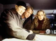 Der Nachtw&auml;chter Ottensen (Freddy Quinn, links) erl&auml;utert Kurt (Pierre Besson, Mitte) und Felice (Nina Proll) die dunklen Machenschaften des Reeders Jan Helsing.