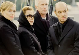10.04) um 10:30 Uhr im Ersten. Eine verschworene Gemeinschaft: Frauke (Katja Weitzenb&ouml;ck, li.), Helene (Gaby Dohm, 2.v.li.) und Jan Helsing (Simon Licht, re.).
