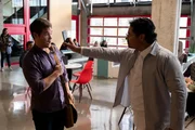 Vorne L-R: Phil (Adam Devine), Kai (Michael Pe&ntilde;a)