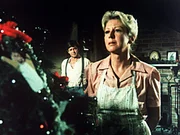 Nachdem was Olivia (Michael Learned, r.) aus Europa hört zweifelt sie an Gott und der Welt. John (Ralph Waite, l.) versucht, sie zu trösten. Nachdem was Olivia (Michael Learned, r.) aus Europa hört zweifelt sie an Gott und der Welt. John (Ralph Waite, l.) versucht, sie zu trösten.