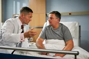 Dr. Kaminski (Udo Schenk, links) erkl&auml;rt Joachim Bindel (R&uuml;diger Klink) den Ablauf seiner OP. Joachim hat einen Blasentumor, der dringend operiert werden muss. Joachim bittet Kaminski um einen Gefallen: Wenn die OP gut verl&auml;uft, m&uuml;sse Joachims Freundin Tina nichts von dem urspr&uuml;nglichen Grund seines Klinikaufenthalts erfahren. Er wollte n&auml;mlich seine Sterilisation r&uuml;ckg&auml;ngig machen lassen.
