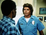 Jonathan (Michael Landon, r.) besucht den Vater (Wally Taylor, l.) eines jugendlichen Einbrechers, der von einem Polizisten erschossen wurde.