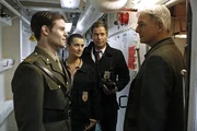 Gibbs (Mark Harmon, r.), DiNozzo (Michael Weatherly, 2.v.r.) und Ziva (Cote de Pablo, 2.v.l.) ermitteln in einem neuen Fall. Doch wird Royal Marine Major Peter Malloy (Daniel Gillies, l.) ihnen weiterhelfen können? Gibbs (Mark Harmon, r.), DiNozzo (Michael Weatherly, 2.v.r.) und Ziva (Cote de Pablo, 2.v.l.) ermitteln in einem neuen Fall. Doch wird Royal Marine Major Peter Malloy (Daniel Gillies, l.) ihnen weiterhelfen können?