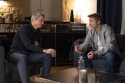 Benedikt (Jens Hajek, l.) fragt sich ehrlich, ob er den Kampf um Ute aufgeben soll. Rechts Jori (Guido Broscheit)