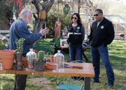 Eine Spur im Fall der verschwundenen Leichen f&uuml;hrt Ray Langston (Laurence Fishburne, re.) und Sara (Jorja Fox) zu Dr. Aden (Howard Hesseman), einem ehemaligen Psychologieprofessor, der mit Arbeiten im parapsychologischen Bereich Furore gemacht hat.