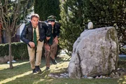 Hubert (Christian Tramitz, links) und Staller (Helmfried von L&uuml;ttichau, rechts) versuchen bei ihren Ermittlungen nicht entdeckt zu werden.