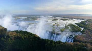 Der Rauch, der donnert: Die mächtigen Victoriafälle, an der Grenze zwischen Sambia und Simbabwe gehören seit 1989 zum Weltnaturerbe der UNESCO. Der Rauch, der donnert: Die mächtigen Victoriafälle, an der Grenze zwischen Sambia und Simbabwe gehören seit 1989 zum Weltnaturerbe der UNESCO.