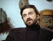 Der Psychotherapeut Dr. Santana (Dennis Boutsikaris, Bild) behandelt Edward Graham, der von schrecklichen Albtr&auml;umen geplagt wird.