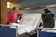 Jessika Wendel (Isabel Bongard, re.) will auf eigenes Risiko die Klinik verlassen. Ihre Zimmernachbarin Silke Bluhm (Floriane Daniel, li.) findet Jessikas Verhalten v&ouml;llig &uuml;bertrieben und in ihrem Zustand zu gehen, grenzt an Selbstmord. Silke versucht Jessika zum Bleiben &uuml;berreden, droht ihr, das Pflegepersonal zu rufen, appelliert an ihren gesunden Menschenverstand, doch alles erfolglos.