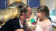 Petra (li.) und ihr T&ouml;chter Francesca (re.) und Lucia wollen einen Kuchen f&uuml;r Sascha backen
