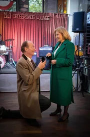 Markus Gellert (Herbert Knaup, l.) macht Isa von Brede (Sabine Postel, r.) einen Heiratsantrag.