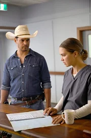 Im Krankenhaus finden Jay (Mark Coles Smith) und Mary (Tuuli Narkle) heraus, dass die autorisierende Unterschrift in den Adoptionsakten zu Dr. Garry geh&ouml;rt.