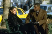 Von einem Tag auf den anderen wird Staranwalt Robert Dayton Dean (Will Smith, r.) zum meistgesuchten Mann der Nation - und er wei&szlig; nicht einmal, warum. Denn die Kassette mit den Aufnahmen eines Mordes, die ihm zugespielt wurde, bekommt er nie zu Gesicht. Nur seine Ex-Freundin Rachel Banks (Lisa Bone, l.) h&auml;lt noch zu ihm ...