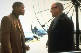 Erst als ihm der im Untergrund arbeitende Bewachungsexperte Brill (Gene Hackman, r.) die Ursachen erl&auml;utert, erkennt Robert Clayton Dean (Will Smith, l.), dass er einen gnadenlosen Gegenangriff starten muss, um sein Leben zur&uuml;ckzubekommen ..,.