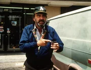 Mark (Victor French) kann sich nicht erkl&auml;ren, wie er pl&ouml;tzlich in den Besitz einer Pistole gekommen ist ...