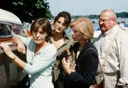 Tochter Karoline (Mariella Ahrens, 2.v.li.) sowie Karl Mooskramer (Horst Krause) und auch seine Frau Sylvia (Ursela Monn, 2.v.re) wollen Juliane (Thekla Carola Wied) dazu &uuml;berreden, ihr Segelboot zu verkaufen.