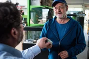 Eigentlich sind Undercover-Ermittlungen ja Einstein vorbehalten, aber seit er nach einem Sturz an akuter Amnesie leidet, muss den Job wohl Hauptkommissar Tremmel (Rolf Kanies, r.) selbst erledigen.