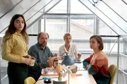 Suzie (Lu&agrave;na Bajrami), Alexandre (Denis Podalyd&egrave;s), S&eacute;verine (Sandrine Kiberlain) und Sarah (Leslie Menu, v.l.) m&uuml;ssen sich der Kein-Kind-Politik unterordnen, was jedoch nicht jeder einh&auml;lt.