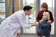 Meike Bender (Jennipher Antoni) bringt ihren Sohn Luis (Georg Arms) mit Bauchschmerzen in die Sachsenklinik. Dr. Philipp Brentano (Thomas Koch) kennt Luis aus dem Kindergarten seines Sohnes.