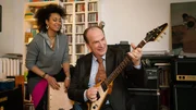 Markus Gellert (Herbert Knaup, r.) greift spontan zur Gitarre und begleitet die S&auml;ngerin Shari Okoye (Grace Risch, l.).