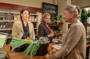 Bei den Landfrauen kriselt es zwischen Evelyn Riedle (Catharina Kottmeier, Mi.) und Stefanie Rabenalt (Nadine Ketterer, li.) - und Johanna (Ursula Cantieni, re.) muss vermitteln.