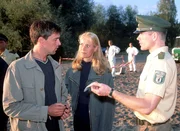 Ein Polizist (Komparse, re.) zeigt Kommissar Bonhoff (Wolfgang Krewe) und Staatsanwältin Glaser (Britta Schmeling) einen Fund, der vielleicht von Interesse ist. Ein Polizist (Komparse, re.) zeigt Kommissar Bonhoff (Wolfgang Krewe) und Staatsanwältin Glaser (Britta Schmeling) einen Fund, der vielleicht von Interesse ist.