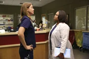 Meredith (Ellen Pompeo, l.) muss erkennen, dass Bailey (Chandra Wilson, r.) ihr jeden ihrer Patienten &uuml;bertragen hat und sie deshalb mit den vielen OPs &uuml;berfordert ist ...