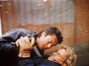 Es kommt zu einer handgreiflichen Auseinandersetzung zwischen MacGyver (Richard Dean Anderson, r.) und Glass (Patrick Bishop, l.).