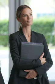 Nachdem Fiona (Gabrielle Anwar) die Gussform f&uuml;r die Replik eines Schwertes findet, ist ihr klar, dass diese offenbar angefertigt wurde, um das Schwert zu stehlen und durch ein Duplikat zu ersetzen.