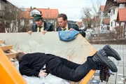 Hubert (Christian Tramitz, r.) und Staller (Helmfried von L&uuml;ttichau, l.) finden den Wandergesellen Kurt Keppler (Thomas Langer, v.), kopf&uuml;ber in einem Schuttkonainer. Er ist tot &hellip;