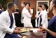 Haben f&uuml;r Bailey eine &Uuml;berraschungsparty organisiert: Jackson (Jesse Williams, l.), Callie (Sara Ramirez, 2.v.l.), Amelia (Caterina Scorsone, 2.v.r.) und Maggie (Kelly McCreary, r.) ...