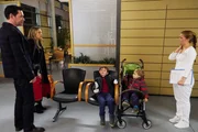 Schwester Julia Wei&szlig; (Sarah Tkotsch, re.) staunt nicht schlecht, als pl&ouml;tzlich Arzu Ritter (Arzu Bazman, 2.v.li.), ihr Mann Philipp Brentano (Thomas Koch, li.) und ihre beiden S&ouml;hne Oskar und Max in der Sachsenklinik stehen.