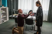 Dr. R&ouml;ssler (Christian Hockenbrink) &uuml;berrollt seine gutaussehende, aber viel j&uuml;ngere Freundin Anja Hambach (Julia Hartmann) mit einem Antrag.
