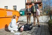 Dr. Anja Licht (Karin Thaler, l.) kl&auml;rt Hubert (Christian Tramitz, 2.v.r.) und Staller (Helmfried von L&uuml;ttichau, r.) &uuml;ber die Todesursache der Leiche (Komparse Thomas Langer, liegend) auf.