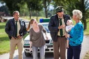 Lena Gr&uuml;nding (Katherine Brand, 2. von links) sucht mit der Hilfe von Hubert (Christian Tramitz, links) und Staller (Helmfried von L&uuml;ttichau, 2. von rechts mit Komparsin) nach ihrem verschwundenen Baby.