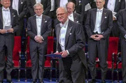 Professor Rainer Weiss bekommt 2017 den Nobelpreis f&uuml;r Physik &uuml;berreicht.