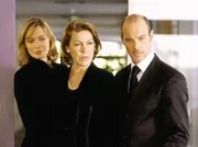 Die reichen Reederei-Besitzer Frauke (Katja Weitzenb&ouml;ck, links), Helene (Gaby Dohm) und Jan Helsing (Simon Licht) sind emp&ouml;rt &uuml;ber das Auftreten ihrer neuen Teilhaberin.