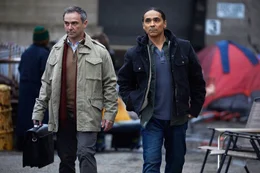 Blackhawk (Zahn McClarnon, r.) bringt Dr. Boone (Shaun Smyth, l.) zu dem verletzten Rayburn.