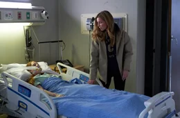 Sheriff Gustafson (Annabelle Wallis, r.) am Bett eines &uuml;berlebenden Opfers.