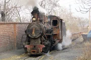 Die 1995 er&ouml;ffnete Ji-Tong-Linie in der Inneren Mongolei hat sich innerhalb eines Jahrzehnts bei Eisenbahnfreunden in aller Welt einen fast magischen Ruf erworben. Im November 2005 hat Eisenbahn-Romantik eine Sonderfahrt nach China unternommen, um dem Einsatz den letzten Dampfr&ouml;sser bei strahlendem Sonnenschein und traumhafter Abendstimmung noch einmal zu portraitieren.