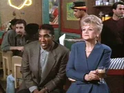 Jessica Fletcher (Angela Lansbury) und Seargent Vic Laughton (Stan Shaw) besuchen gemeinsam eine Anti-Graffiti Veranstaltung.