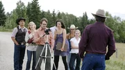 (v.l.): Scott (Nathaniel Arcand), Ashley Stanton(Cindy Busby), der Werbefilmer Jerry (Scott McAdams), Lou (Michelle Morgan), Amy (Amber Marshall), Mallory (Jessica Amlee) und Jack (Shaun Johnston, R&uuml;ckansicht)